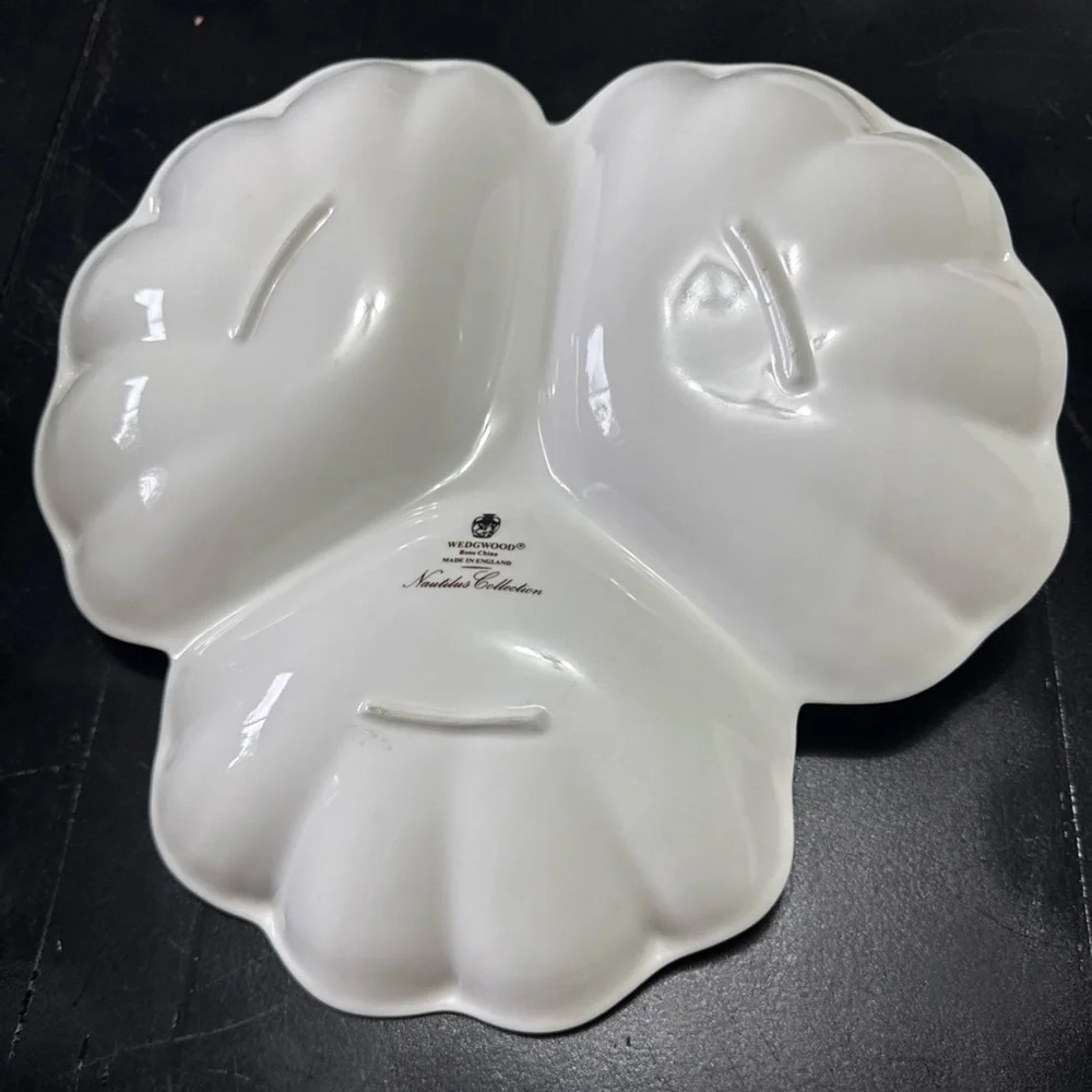 Wedgwood Nautilus Lustre three-part handled‎ serving dish